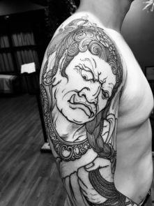 吃瓜纹身小伙图片,街头潮流新风尚